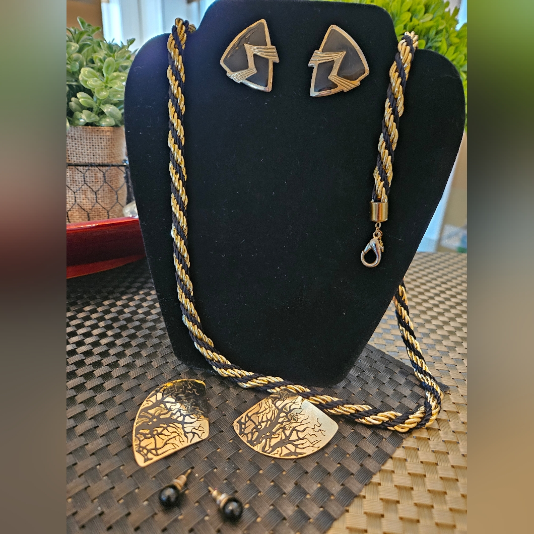 Necklace Earrings Vintage 24$